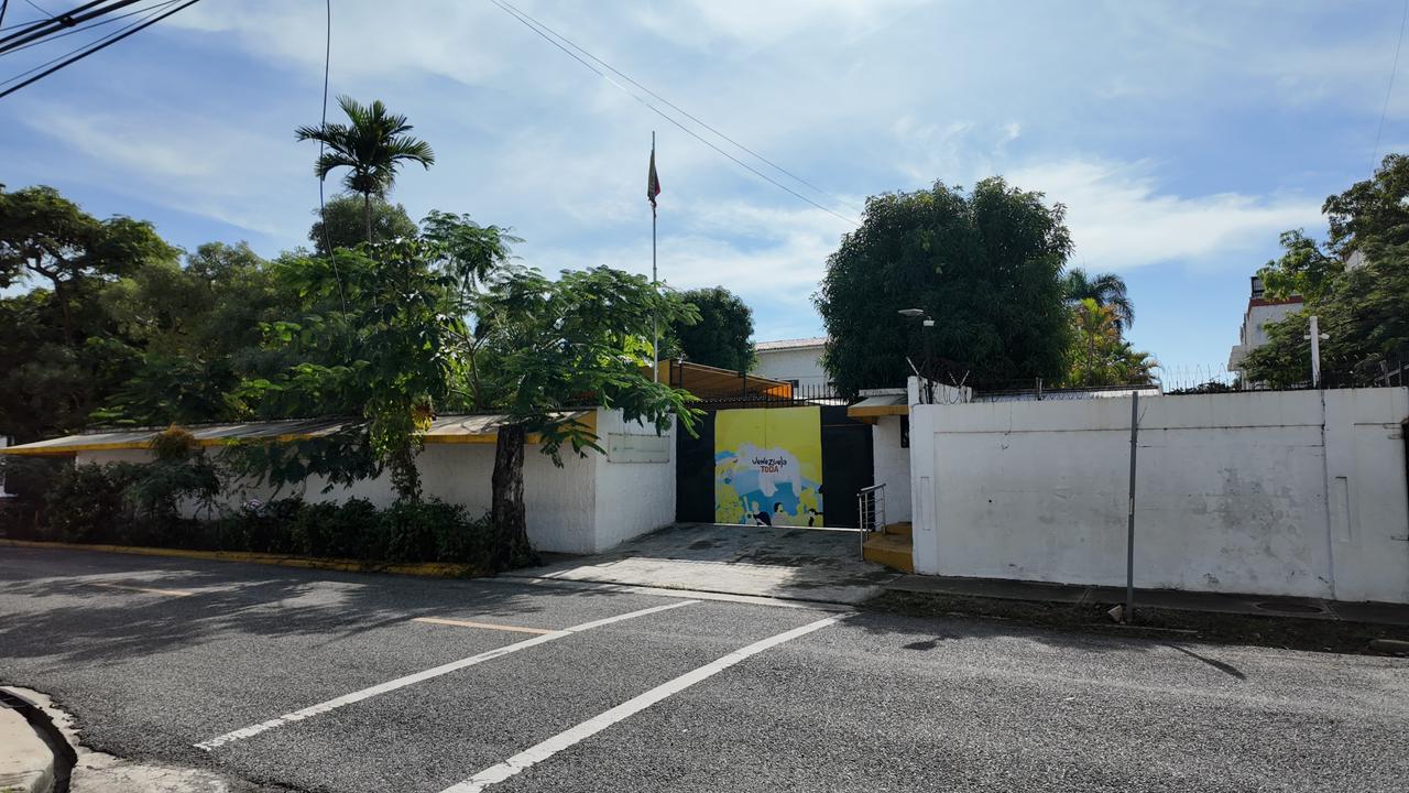 Total calm outside the Venezuelan Embassy in DR | De Último Minuto English