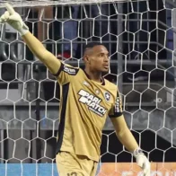 Brazilian goalkeeper John Victor leaves with a knee injury and in tears | De Último Minuto English