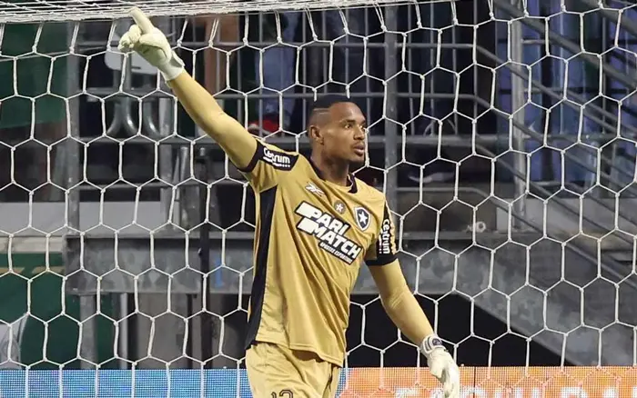 Brazilian goalkeeper John Victor leaves with a knee injury and in tears | De Último Minuto English