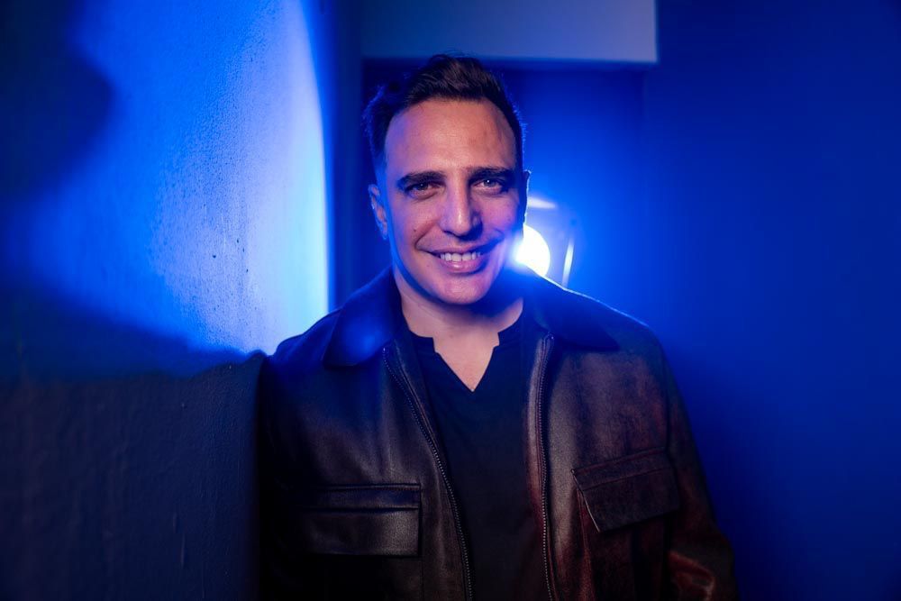 Jaime Viñas turns a forbidden fantasy into a song | De Último Minuto English