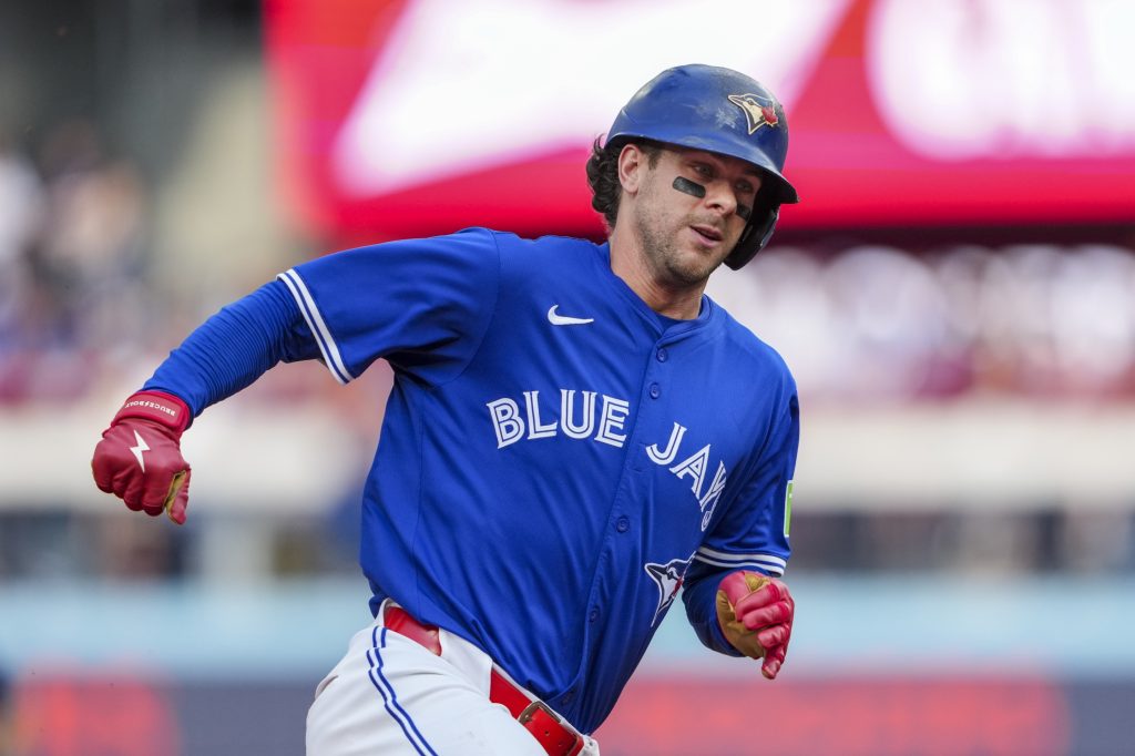 Clement leaves the Atléticos on the field and the Azulejos make history with another walk-off | De Último Minuto English