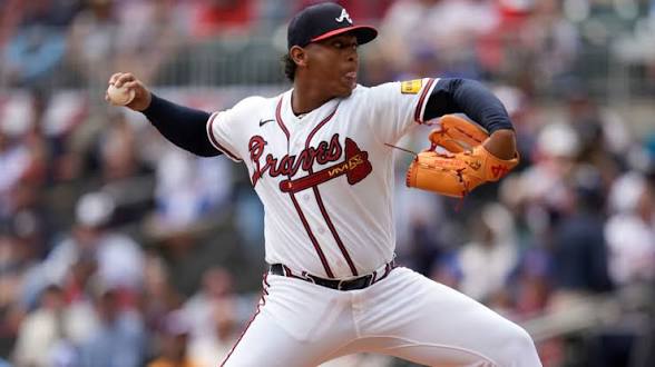 Braves send prospect Didier Fuentes to Triple-A and call up Martín Pérez | De Último Minuto English