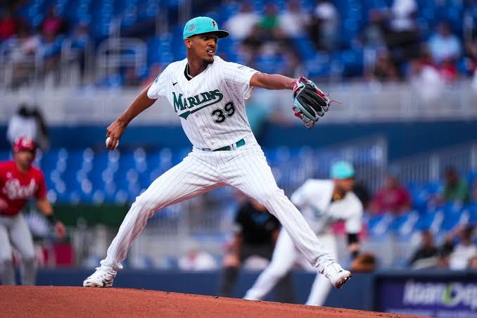Eury Pérez ties his mark and leads Marlins' comeback over Rockies | De Último Minuto English