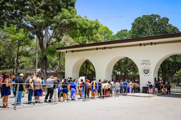 El Salvador supera meta turística con 195 mil visitantes internacionales en Semana Santa 2026 | De Último Minuto English