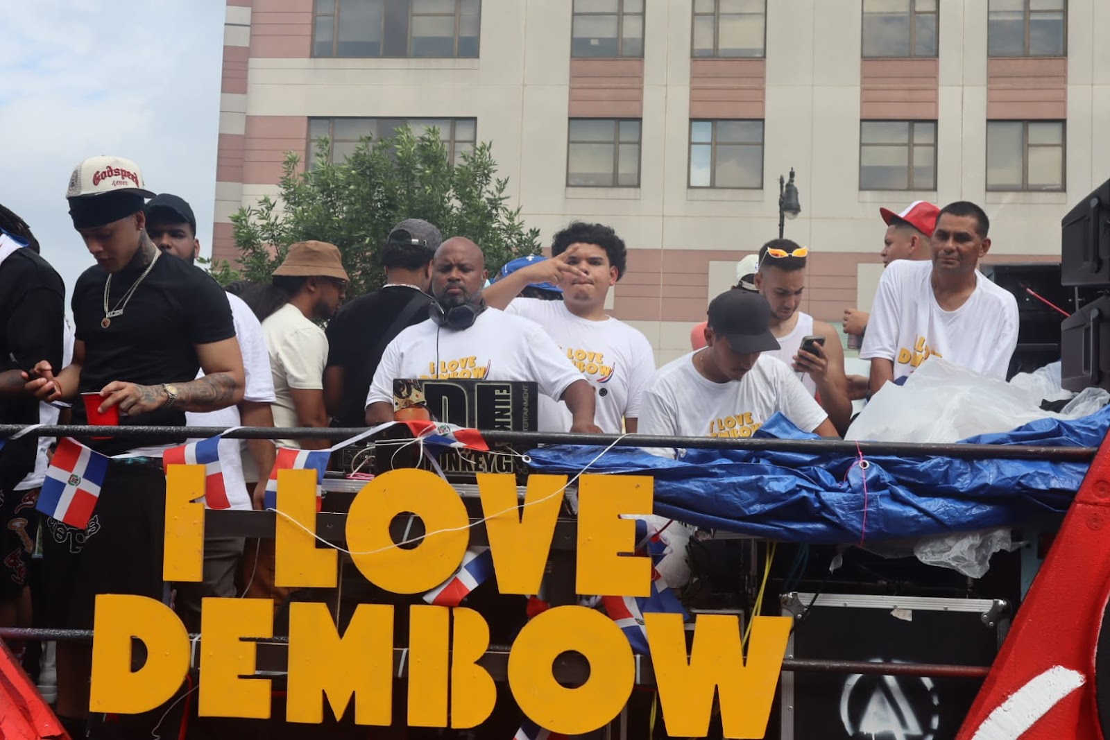 "I Love Dembow" returns for the second year to the Great Dominican Parade of the Bronx | De Último Minuto English