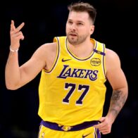 Doncic anota 42 puntos y LeBron logra otro récord en victoria de los Lakers | De Último Minuto English