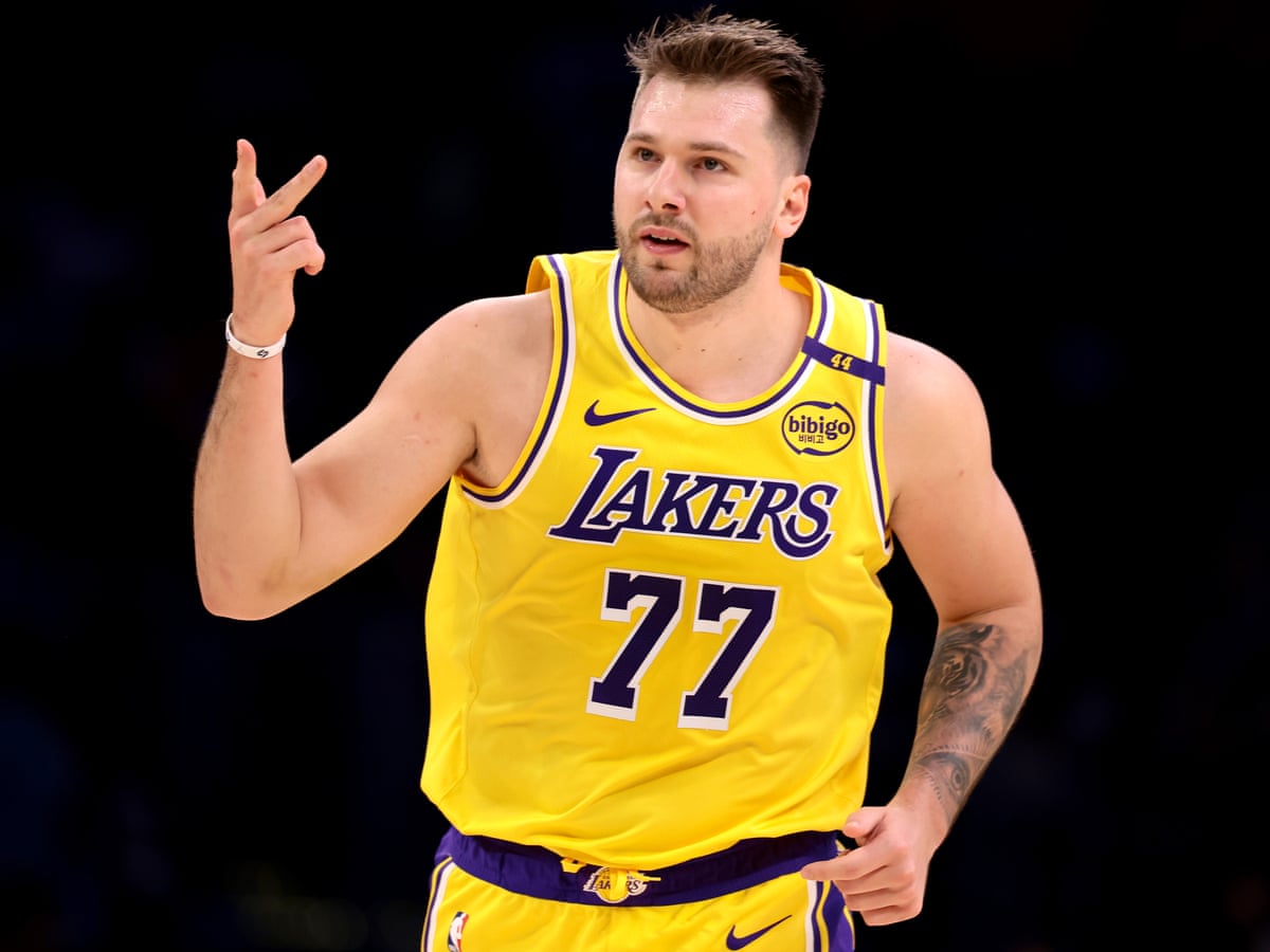 Doncic anota 42 puntos y LeBron logra otro récord en victoria de los Lakers | De Último Minuto English