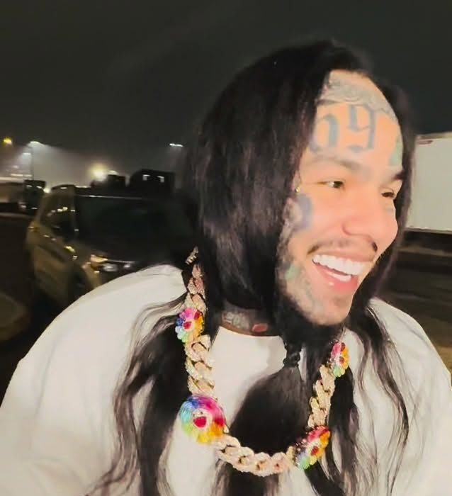 Tekashi sale de prisión y sorprende con un recuerdo firmado supuestamente por Maduro | De Último Minuto English