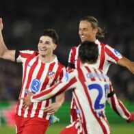 Atlético golpea en el Camp Nou y toma ventaja rumbo a semifinales de Champions | De Último Minuto English