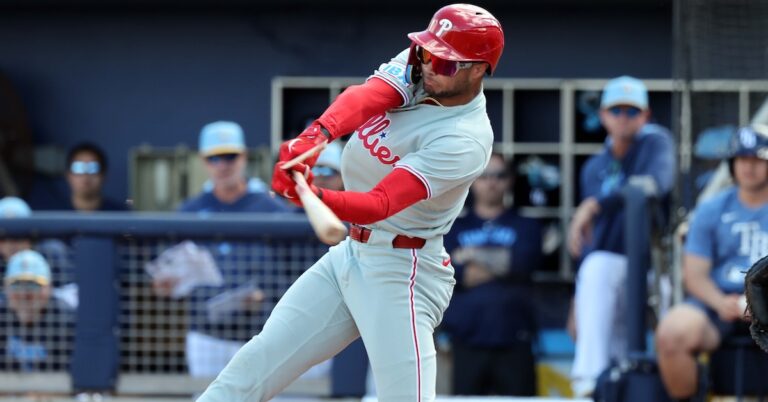 Phillies walk off Giants twice, complete doubleheader sweep | De Último Minuto English