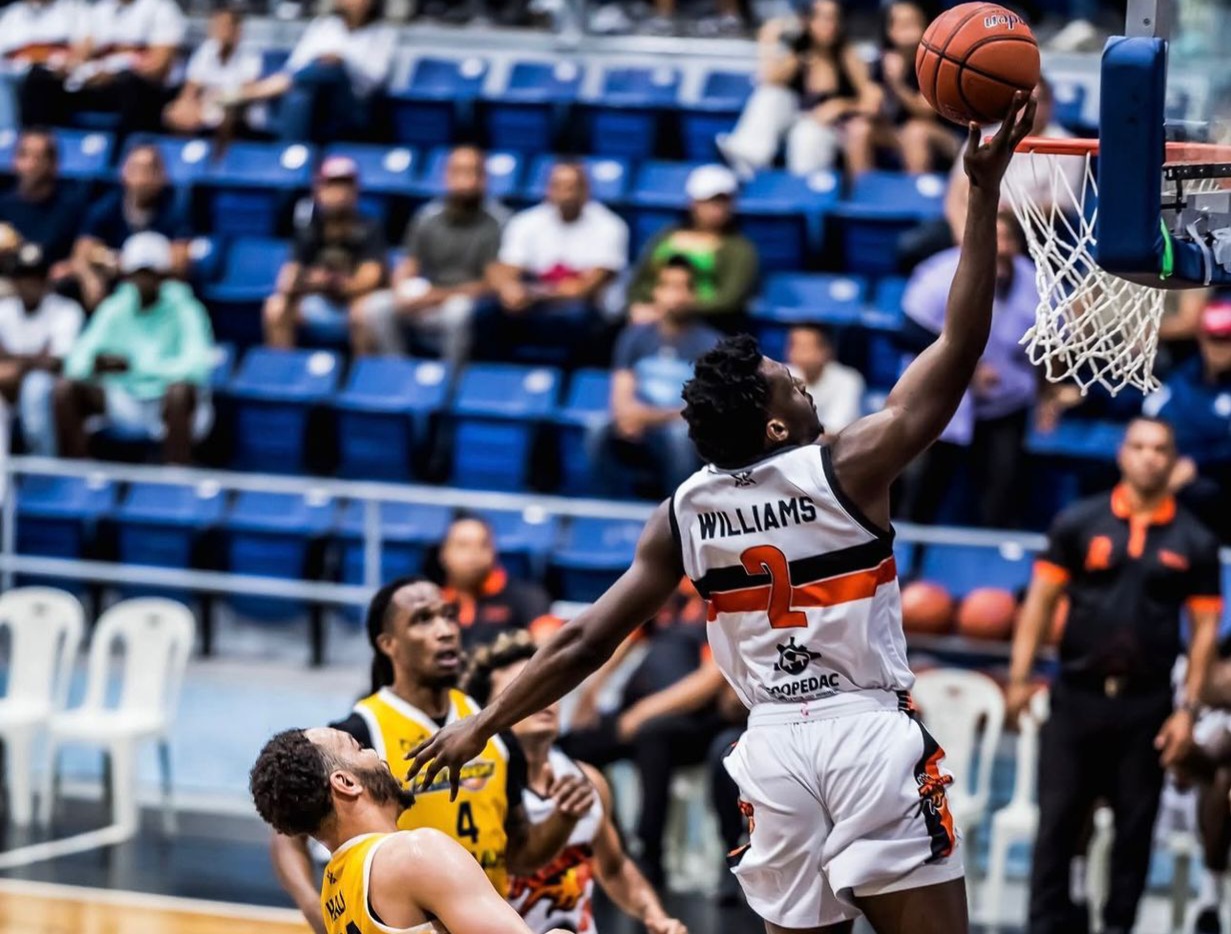 Jordan Hall decides on the buzzer and keeps the Santiago Metros undefeated | De Último Minuto English