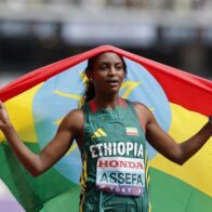 Tigst Assefa sets world record and conquers the London Marathon | De Último Minuto English