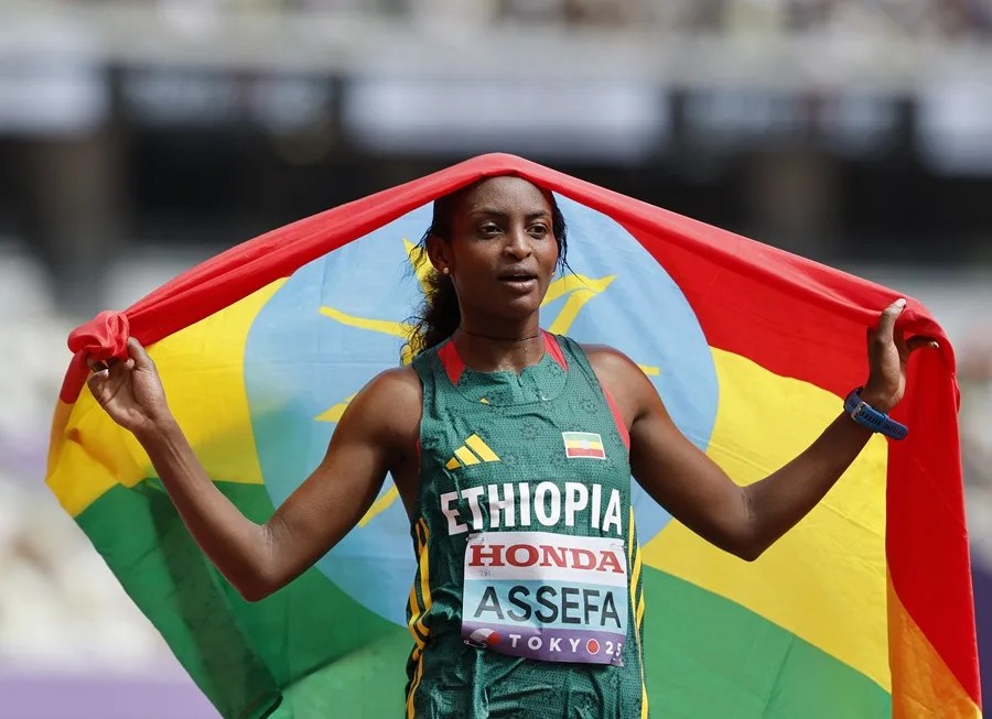 Tigst Assefa sets world record and conquers the London Marathon | De Último Minuto English