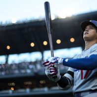 Ohtani abre con jonrón ante deGrom y extiende su histórica racha en MLB | De Último Minuto English