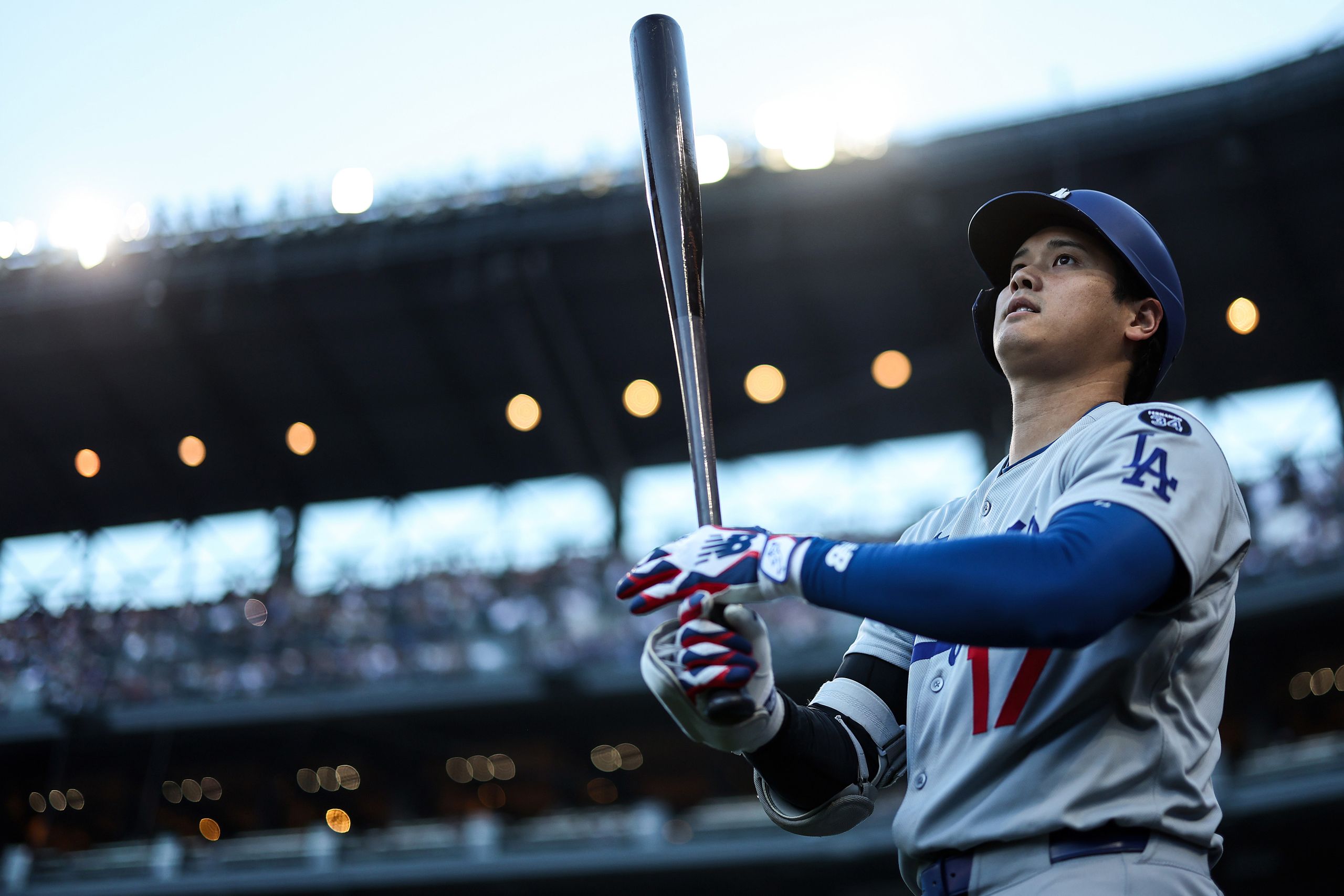 Ohtani abre con jonrón ante deGrom y extiende su histórica racha en MLB | De Último Minuto English
