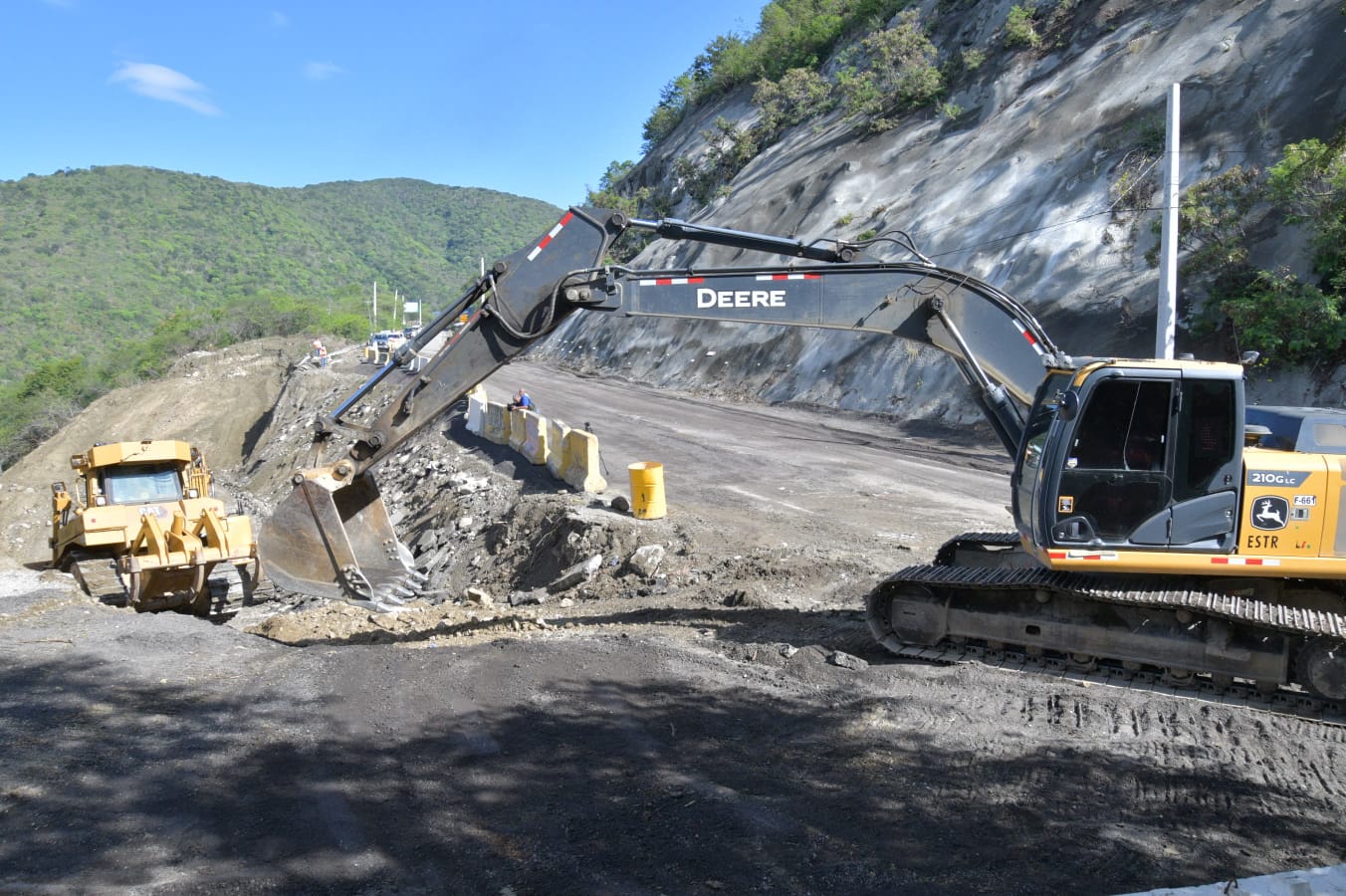 Public Works advances solutions after collapse on Ocoa–Cruce de Ocoa road | De Último Minuto English