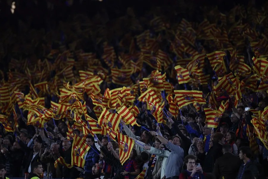 Incidentes en el Camp Nou: aficionados del Barcelona lanzan objetos al autobús del Atlético | De Último Minuto English