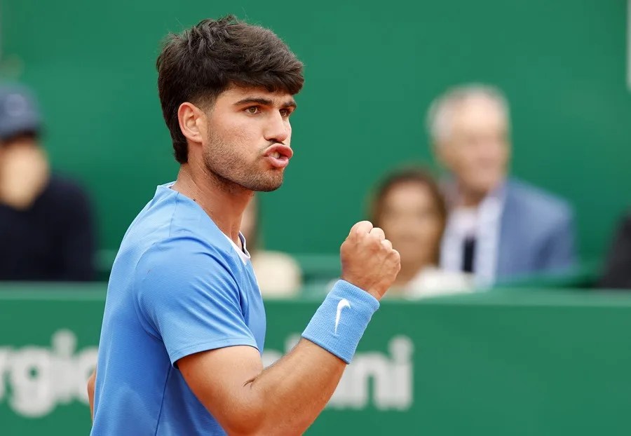 Alcaraz avanza a la final de Montecarlo y se cita con Sinner con el título y el número uno en juego | De Último Minuto English
