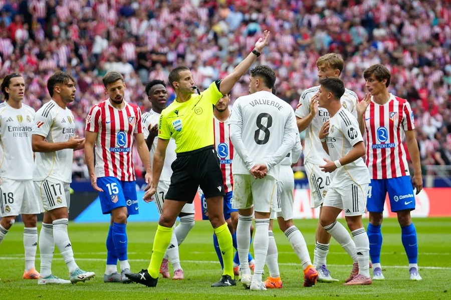 The referee of the Copa del Rey final will wear for the first time a camera integrated into the broadcast | De Último Minuto English