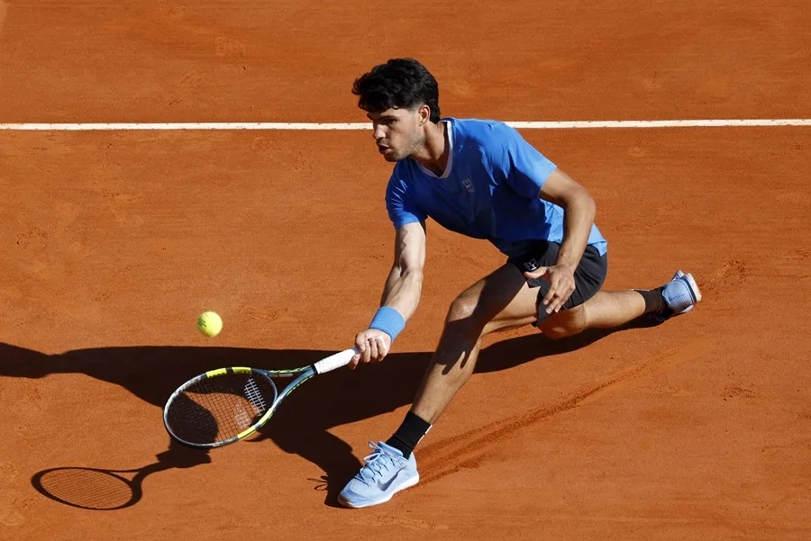 Alcaraz avanza a semifinales de Montecarlo tras ganar a Bublik y llega a los 300 triunfos en el circuito | De Último Minuto English