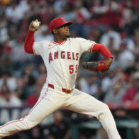 José Soriano domina con 10 ponches y extiende su brillante inicio ante Atlanta Braves | De Último Minuto English