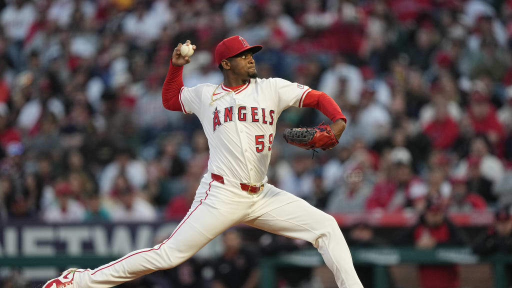 José Soriano domina con 10 ponches y extiende su brillante inicio ante Atlanta Braves | De Último Minuto English