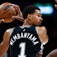 Wembanyama sufre contusión en las costillas y enciende las alarmas en San Antonio | De Último Minuto English