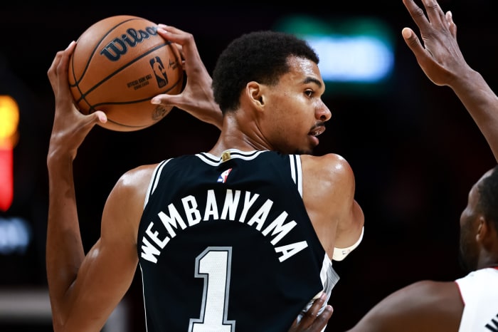 Wembanyama sufre contusión en las costillas y enciende las alarmas en San Antonio | De Último Minuto English