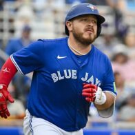 Alejandro Kirk será operado por fractura en el pulgar y estará fuera con Toronto | De Último Minuto English
