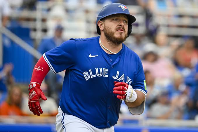 Alejandro Kirk será operado por fractura en el pulgar y estará fuera con Toronto | De Último Minuto English