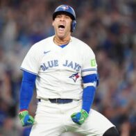 Springer sufre fractura en un dedo del pie y abandona juego ante Mellizos | De Último Minuto English