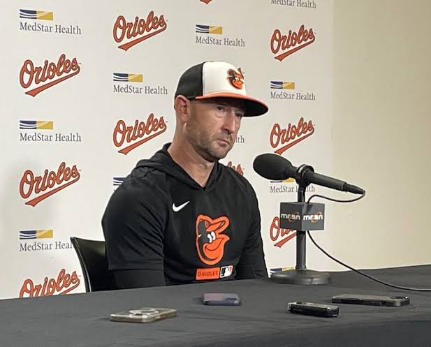 Albernaz returns to the Orioles' command after suffering multiple facial fractures from a hit by pitch | De Último Minuto English