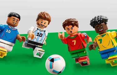 LEGO lanza colección inspirada en estrellas del fútbol rumbo al Mundial 2026 | De Último Minuto English