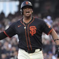 Devers lidera a los Gigantes con jonrón clave y asegura serie ante Filis | De Último Minuto English