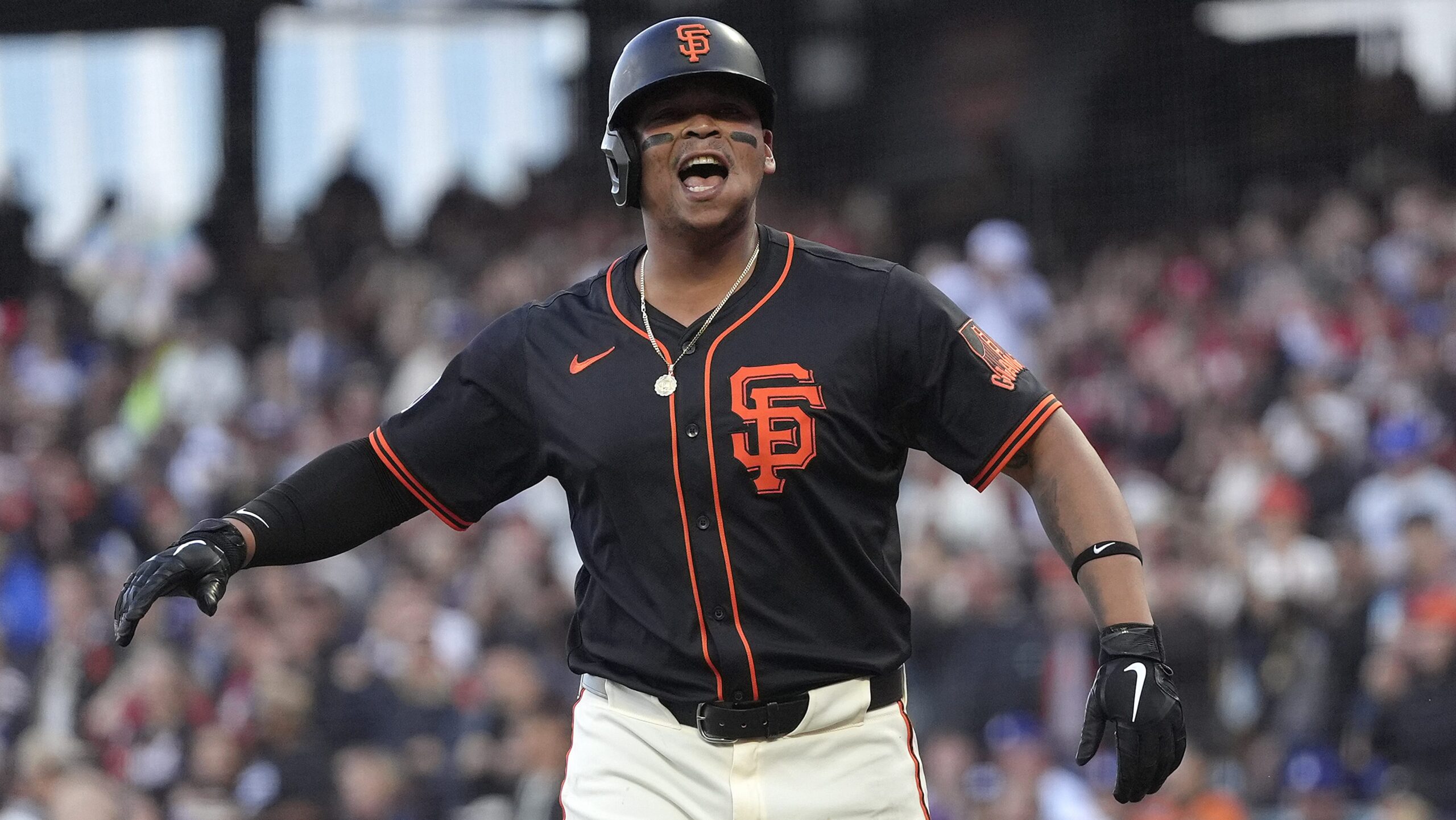 Devers lidera a los Gigantes con jonrón clave y asegura serie ante Filis | De Último Minuto English
