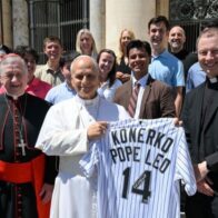 Pope Leo XIV receives autographed jersey from Paul Konerko, White Sox idol | De Último Minuto English