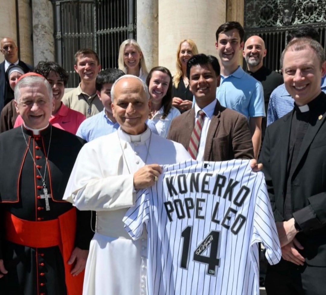 Pope Leo XIV receives autographed jersey from Paul Konerko, White Sox idol | De Último Minuto English