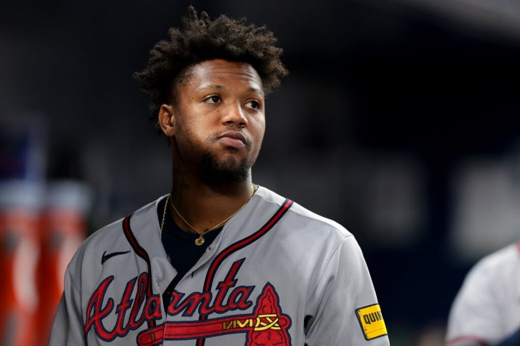 Ronald Acuña Jr. leaves the game due to thumb discomfort and Yankees await Gerrit Cole's return | De Último Minuto English