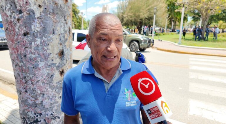 Natural Sciences Professor Joins Protest in San Juan: “No to mining, let's defend water and production” | De Último Minuto English