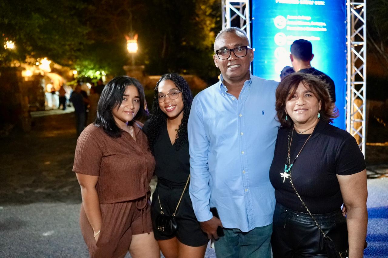Fans of all ages pack Altos de Chavón to enjoy Isabel Pantoja | De Último Minuto English