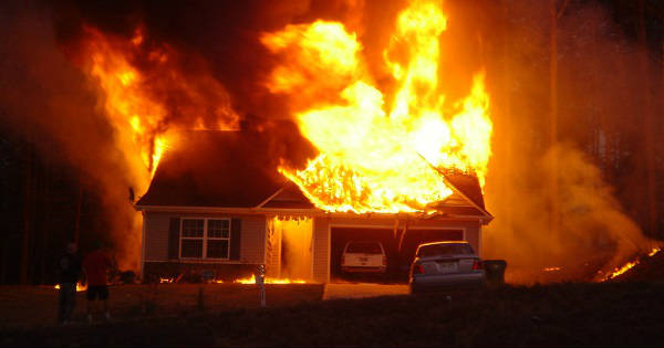 House set on fire with family inside in La Vega community | De Último Minuto English