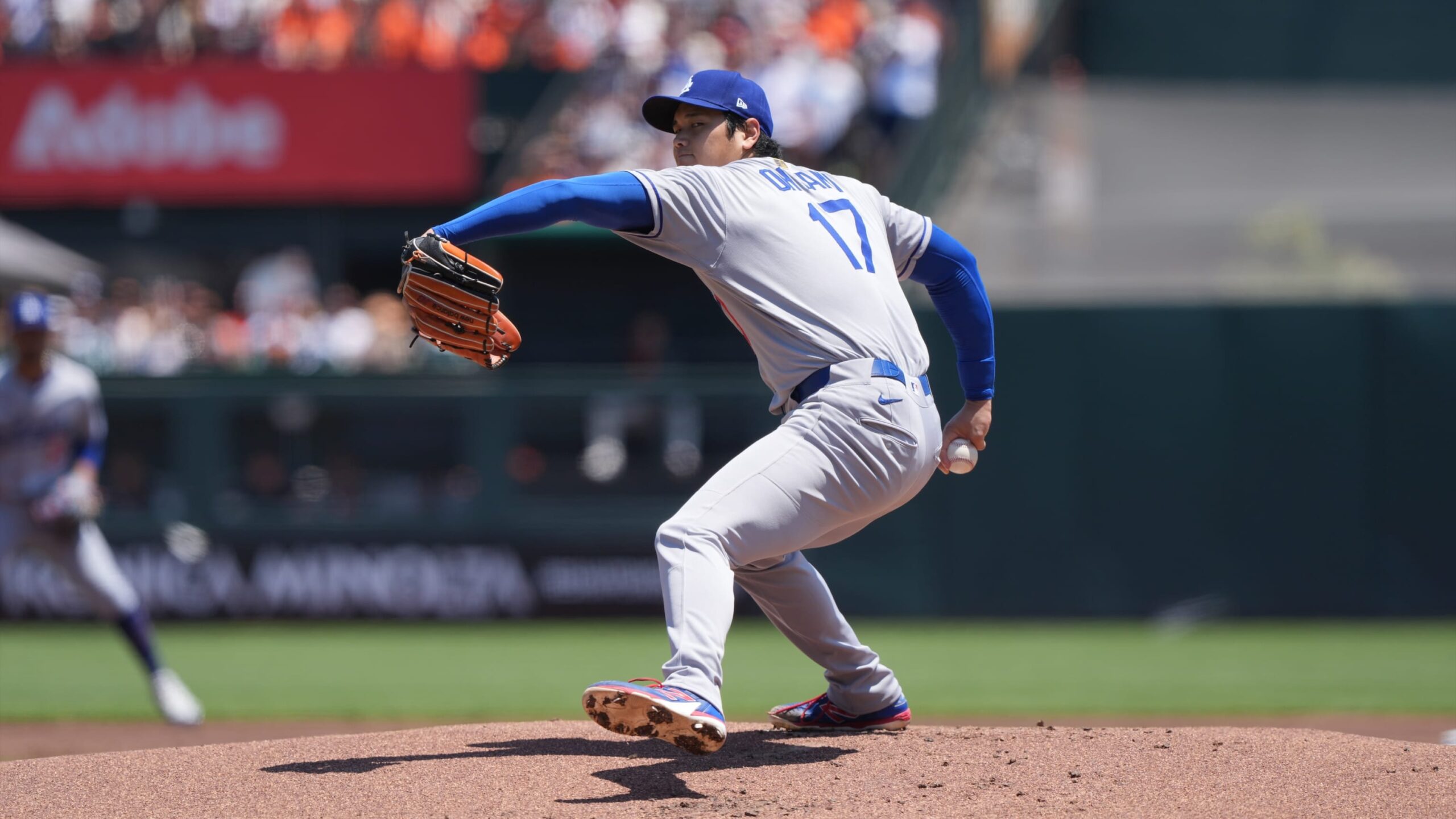 ¡Ohtani dominates from the mound and the plate as Dodgers flirt with the no-hitter! | De Último Minuto English