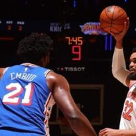 Towns scores 17 and Knicks crush Sixers in the start of the semifinals | De Último Minuto English