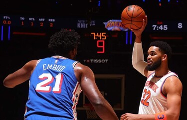 Towns scores 17 and Knicks crush Sixers in the start of the semifinals | De Último Minuto English