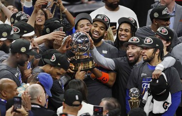 Knicks crush Cavaliers and advance to the NBA Finals; Towns shines again with double-double | De Último Minuto English