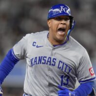 Salvador Pérez makes history and surpasses Iván Rodríguez among Latino catchers with the most home runs | De Último Minuto English