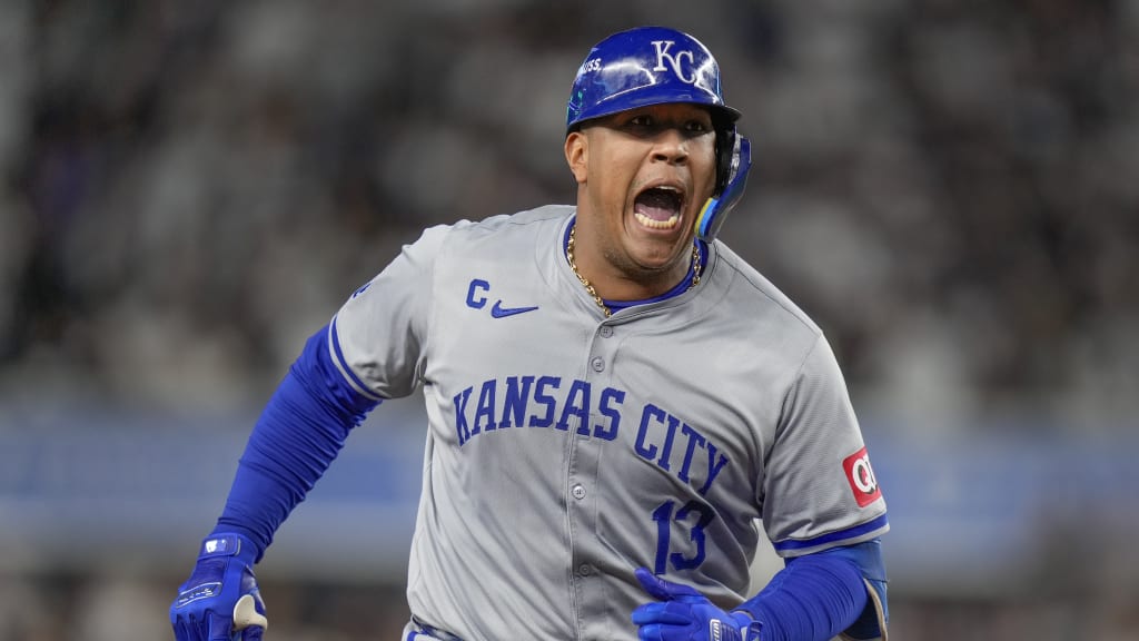 Salvador Pérez makes history and surpasses Iván Rodríguez among Latino catchers with the most home runs | De Último Minuto English