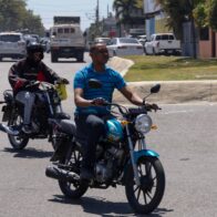 Motorcyclist throws a rock at a bus during an argument on 27 de Febrero | De Último Minuto English