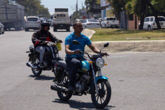 Motorcyclist throws a rock at a bus during an argument on 27 de Febrero | De Último Minuto English