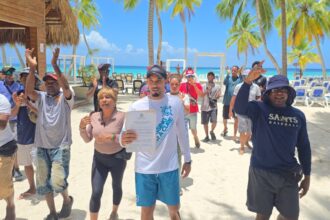 Uncertainty and distress on Saona Island: woman reports attempted eviction after more than 40 years working at Playa Cacón | De Último Minuto English